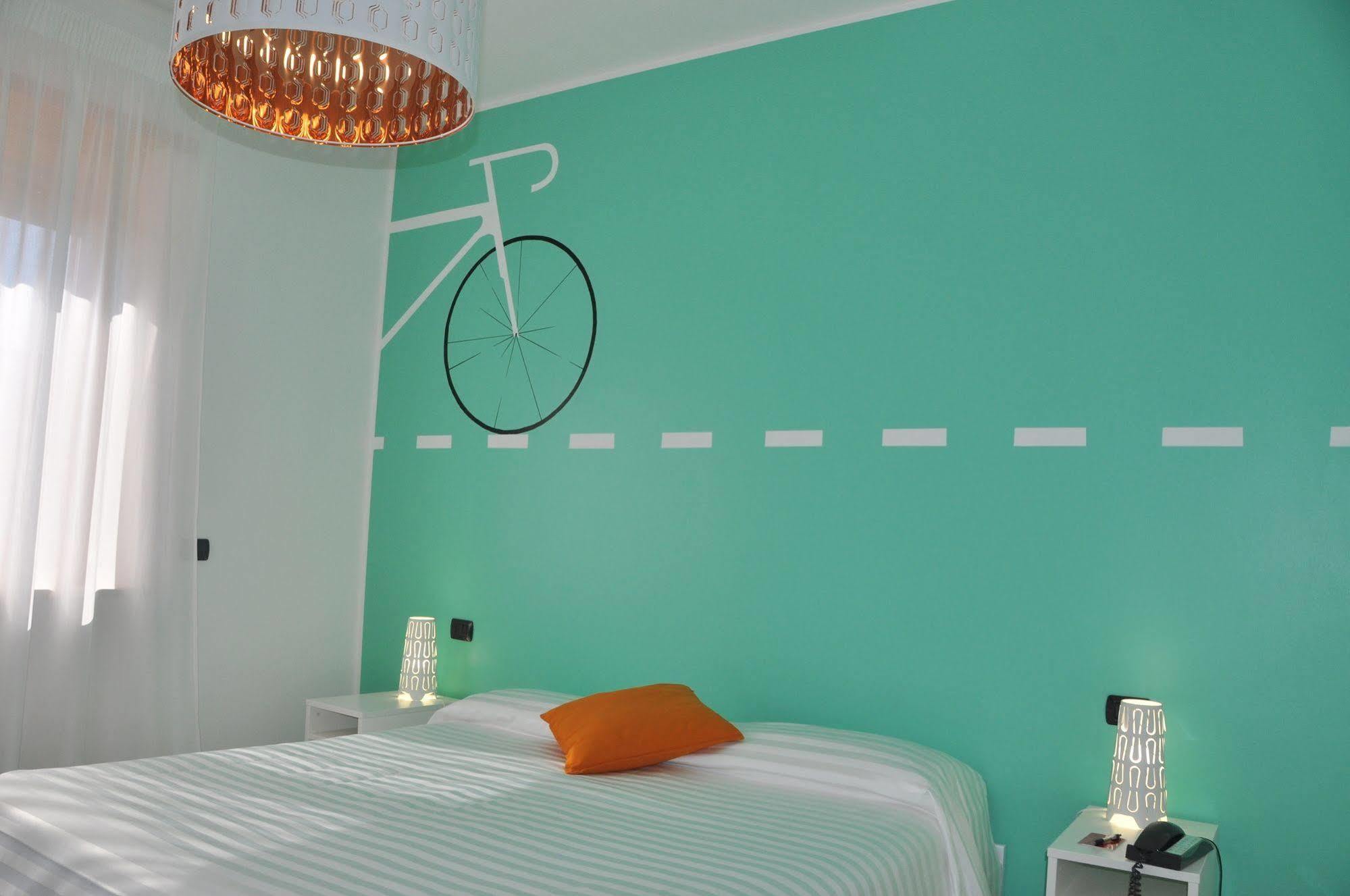 Lo Scoiattolo Piedmont Bike Hotel Pralormo Exterior photo